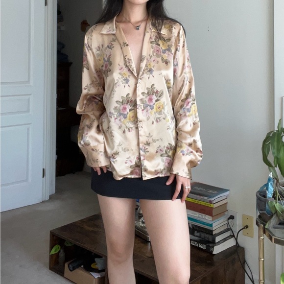 Gorgeous 100% silk tan floral button up shirt - Picture 6 of 11